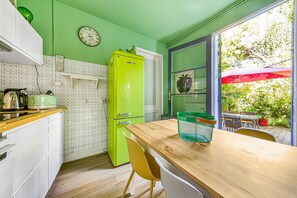 Kühlschrank, Mikrowelle, Ofen, Herdplatte