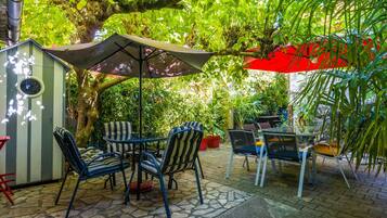 屋外ダイニングエリア