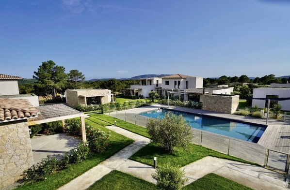 Una piscina al aire libre