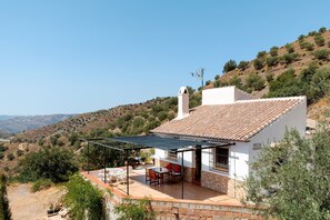 Outdoor dining - Holiday Home Casita T with Mountain View, Pool & Wi-Fi (Canillas de aceituno)