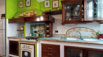 Kühlschrank, Ofen, Herdplatte, Kochgeschirr/Geschirr/Besteck