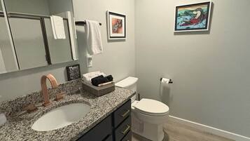 Doccia, asciugacapelli, asciugamani, sapone