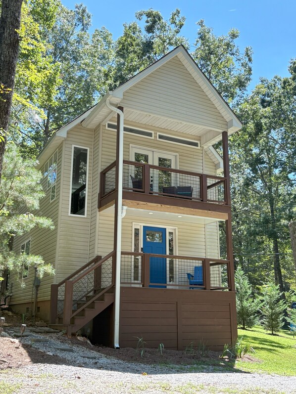 Exterior detail - Clean & Comfy! Close to Dahlonega Square, UNG, Weddings & Wine. Dogs welcome! (Dahlonega)