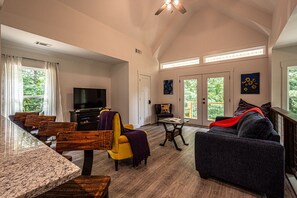 Smart TV - Clean & Comfy! Close to Dahlonega Square, UNG, Weddings & Wine. Dogs welcome! (Dahlonega)