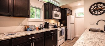 Clean & Comfy! Close to Dahlonega Square, UNG, Weddings & Wine. Dogs welcome!