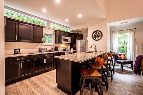 Charm of a Tree House with the Comforts of Home. Near Square, Weddings & Wine.