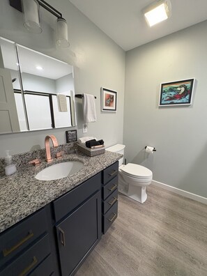 Shower, hair dryer, towels, soap - Clean & Comfy! Close to Dahlonega Square, UNG, Weddings & Wine. Dogs welcome! (Dahlonega)