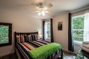 2 bedrooms, iron/ironing board, free WiFi, bed sheets - Clean & Comfy! Close to Dahlonega Square, UNG, Weddings & Wine. Dogs welcome! (Dahlonega)