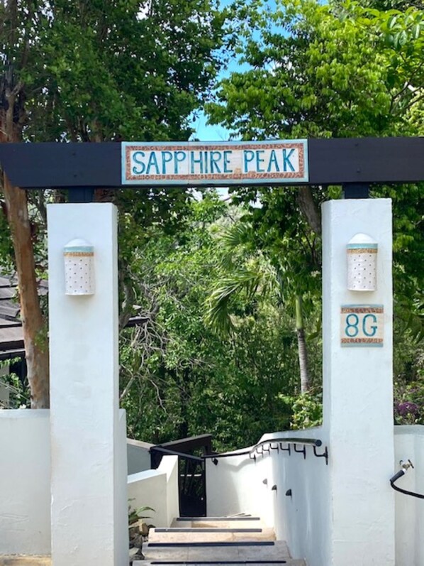 A gated entrance with a sign reading "Sapphire Peak" and a 4G signal indicator.
