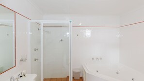 Banyera, banyera d'hidromassatge i tovalloles 