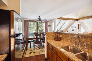 Geladeira, micro-ondas, cooktop, lava-louças