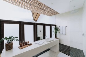 Shower, hair dryer, towels, soap - LeBAOH Villa - Lembongan Island - 4 bedroom Private Villa (Bali)