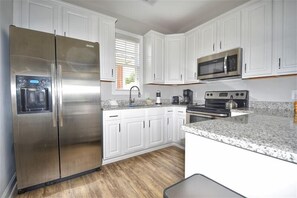 Fridge, microwave, oven, stovetop - 5105 The Retreat - Barefoot Resort Rentals (North Myrtle Beach)