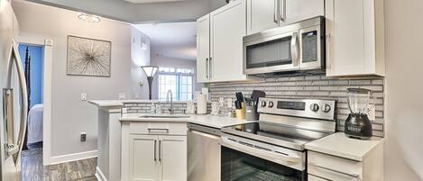 Réfrigérateur, micro-ondes, four, plaque de cuisson