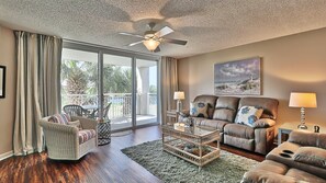 Flatskjerm-TV og DVD-spiller