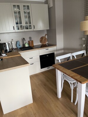 Réfrigérateur, four à micro-ondes, un four, surface de cuisson