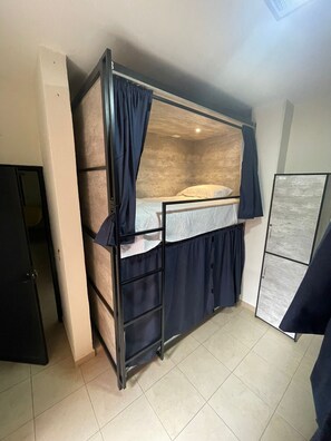 Cubrecamas, decoración personalizada, muebles diferentes y wifi gratis 