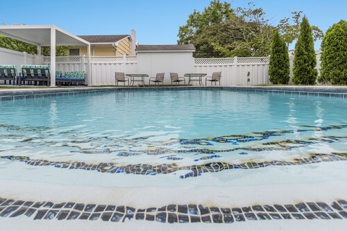 Private Pool, Games, and Close to the Boardwalk! Pool Open Through Mid October
