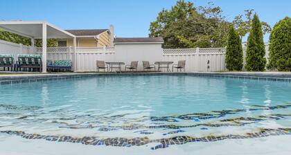 Private Pool, Games, and Close to the Boardwalk! Pool Open Through Mid October