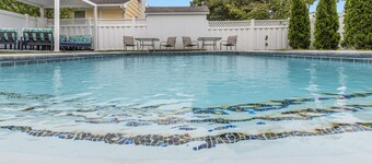 Private Pool, Games, and Close to the Boardwalk! Pool Open Through Mid October