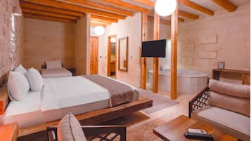 Minibar, escritorio, espacio para trabajar con laptop y wifi gratis