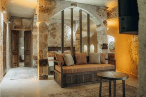 Deluxe Room | 1 bedroom, minibar, desk, laptop workspace