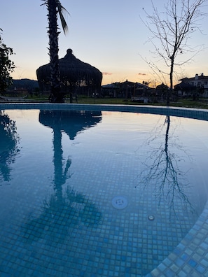 2 outdoor pools, free pool cabanas, pool loungers