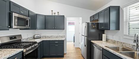 Een koelkast, een microgolfoven, een oven, een kookplaat