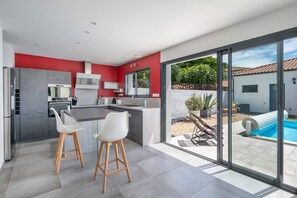 Fridge, microwave, oven, dishwasher - House with pool in La Plaine sur Mer (La Plaine-sur-Mer)