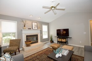 TV connectée, cheminée, table de tennis de table