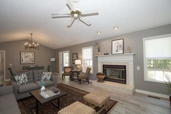 Smart TV, fireplace, ping pong - The Embellished Par -100 Lake Hills (Pinehurst)