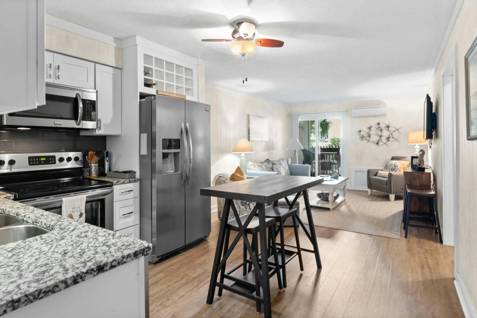 Réfrigérateur, micro-ondes, four, plaque de cuisson