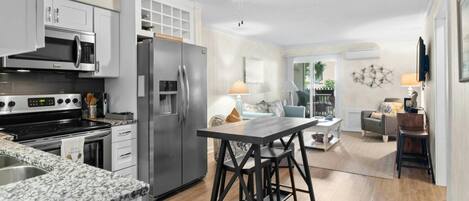 冷蔵庫、電子レンジ、オーブン、コンロ