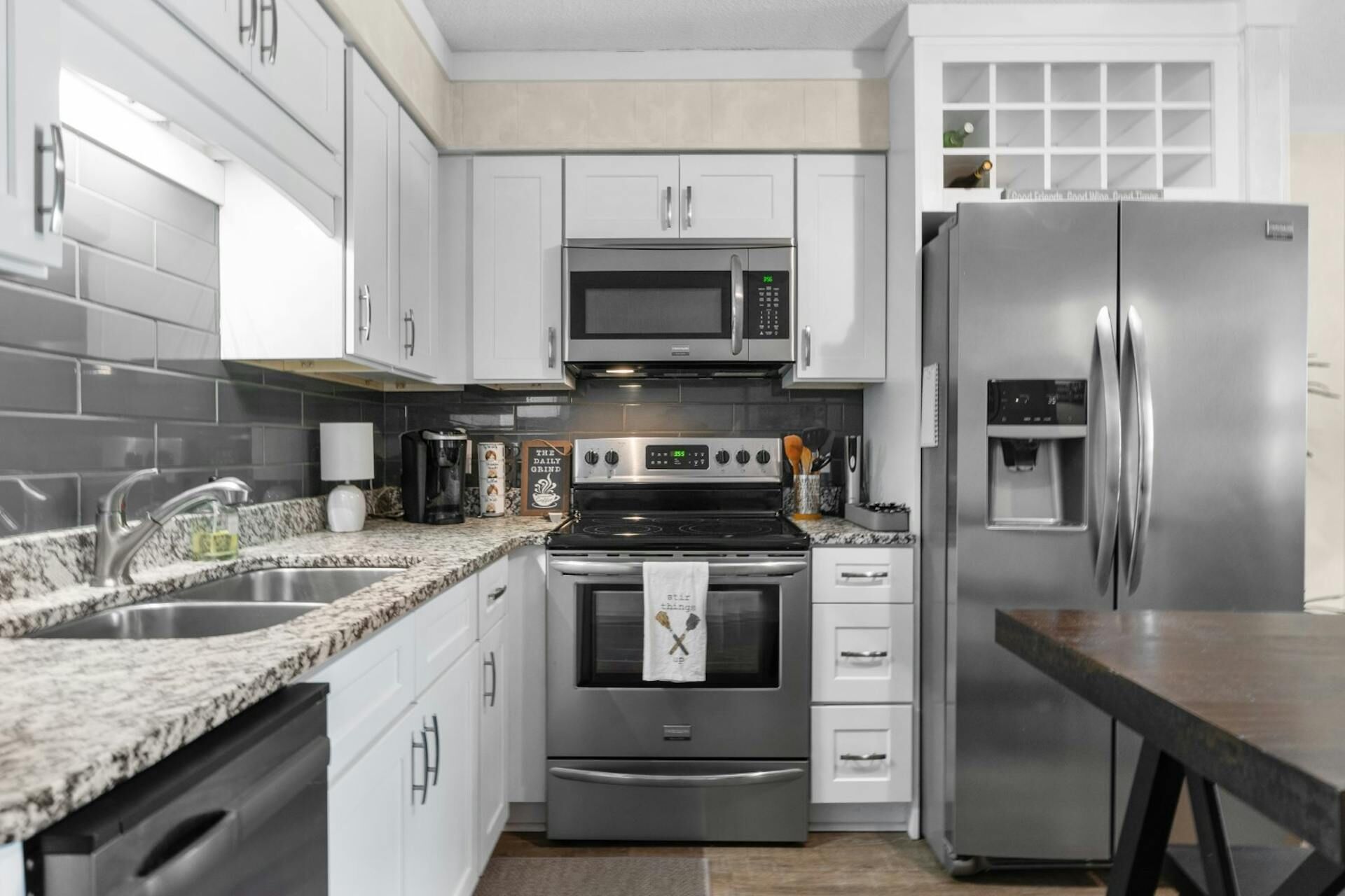 Refrigerador, microondas, horno y parrilla de estufa 