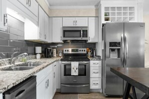 Frigorifero, microonde, forno, piano cottura