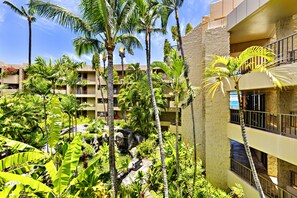 Un hôtel doté de nombreux balcons, de magnifiques jardins tropicaux et offrant une vue sur l’océan.