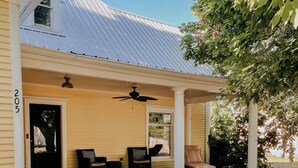 A yellow house with a porch, a black door, and a number '205' on the wall. - The Yellow House - Hidden Gem in heart of Portland (Portland)