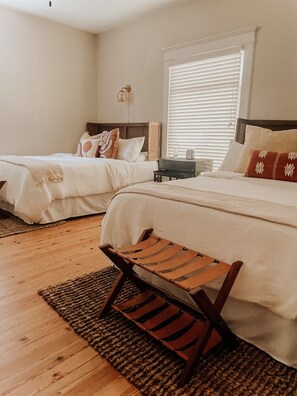 3 bedrooms, iron/ironing board, free WiFi, bed sheets - The Yellow House - Hidden Gem in heart of Portland (Portland)