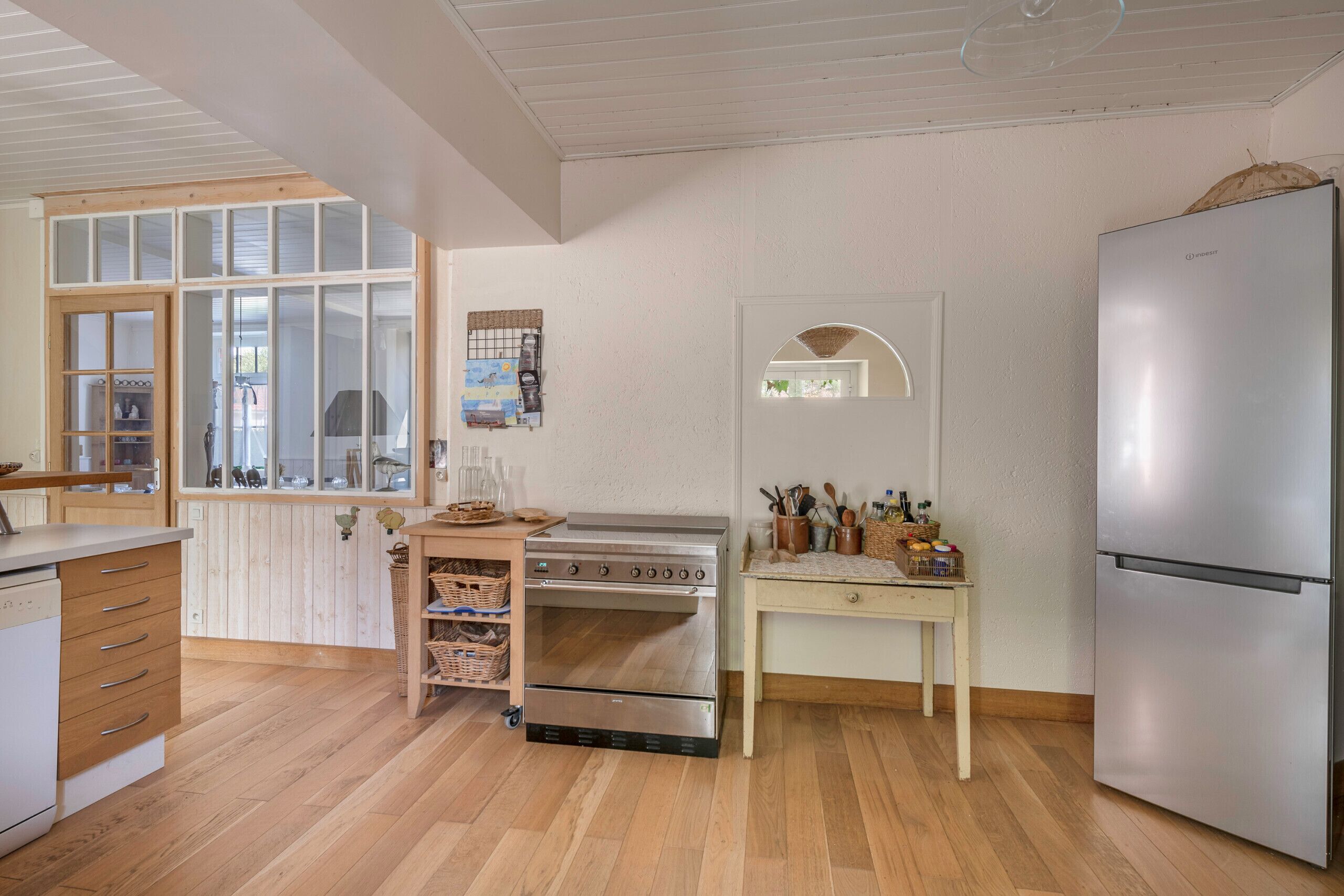 Jääkaappi, mikroaaltouuni, uuni, astianpesukone