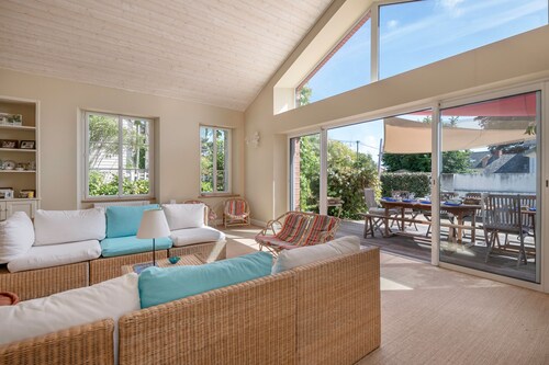 Family villa for 11 people 300m from the sea