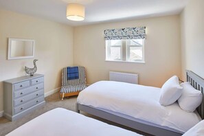 3 bedrooms, desk, iron/ironing board, travel crib