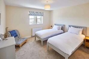 3 makuuhuonetta, työpöytä, silitysrauta/-lauta, vauvan matkasänky