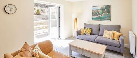 Téléviseur connecté, lecteur de DVD, bureau