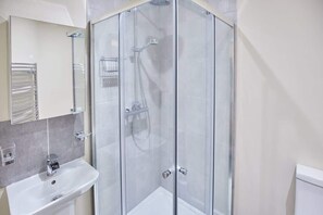 Bathtub, hair dryer, towels, toilet paper - Host & Stay | Foggyshaw Lodge (Middlesmoor)