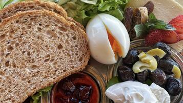 Free daily on-the-go breakfast