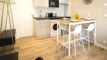 Een koelkast, een kookplaat, een koffiezetapparaat/waterkoker