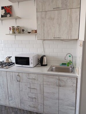 Kühlschrank, Mikrowelle, Herdplatte, Wasserkocher