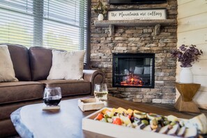 Interior - Charming Pigeon Forge Cabin w/ 3 Bedrms & Hot Tub (Pigeon Forge)