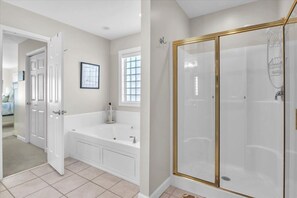 Combined shower/tub, hair dryer, towels