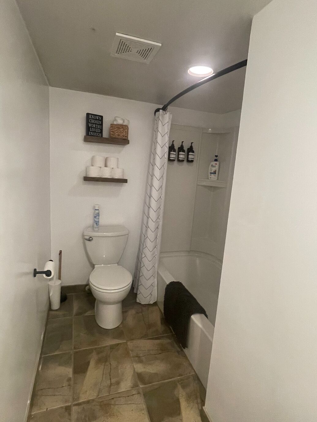 Combined shower/bathtub, hair dryer, towels, soap